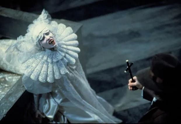 Winona Ryder jako Mina w "Draculi" - niesamowita kreacja w horrorze