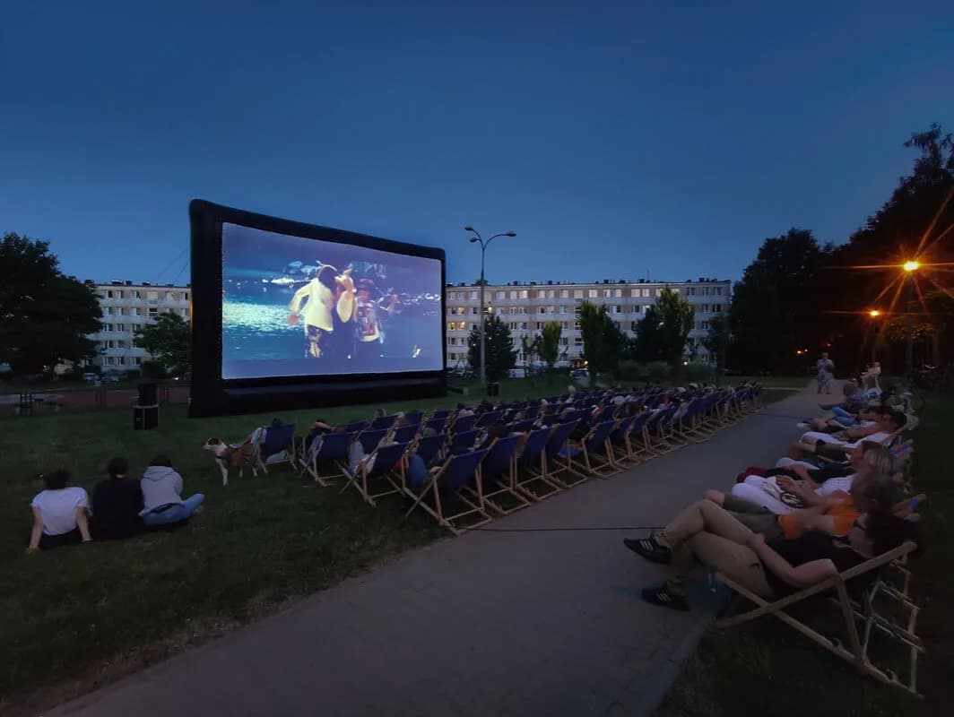 Jak długo trwa film w kinie? Sprawdź, ile czasu zajmie seans!